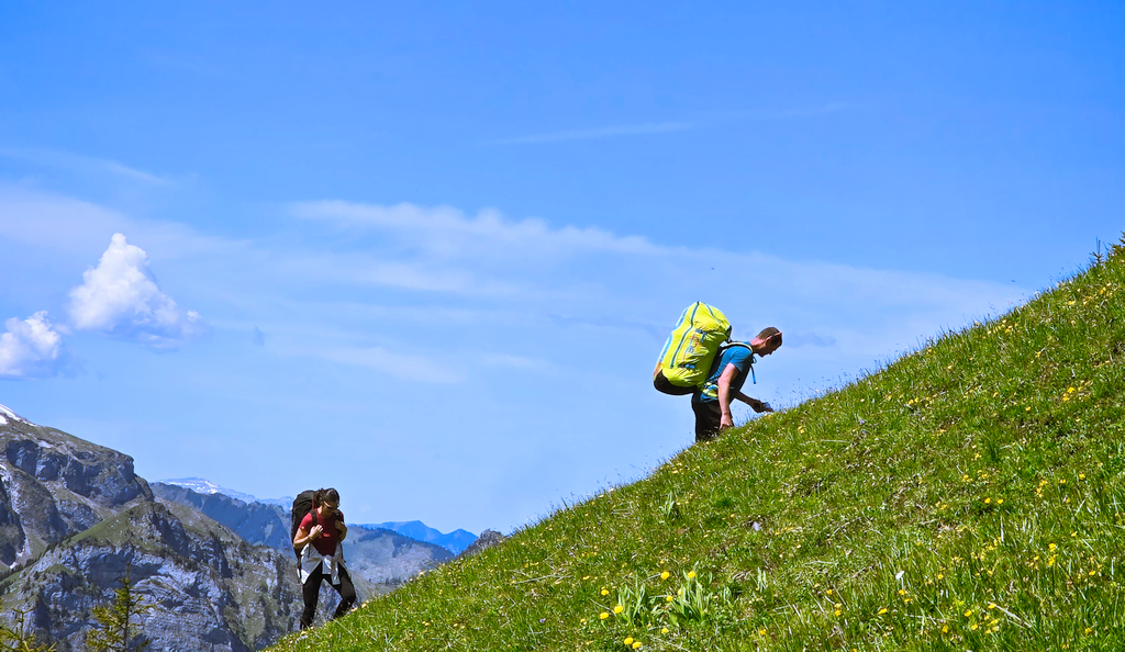 Climbing to Brunni – Hike & Fly Race 2025